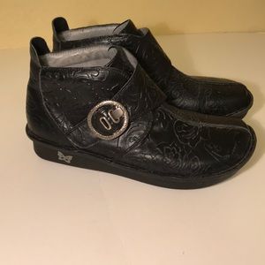 EMBOSSED ALEGRIA BOOTS!! Gently used. Sz 9.5/40